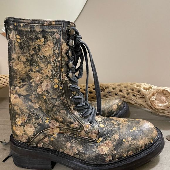 Free People Santa Fe Lace-Up Floral Boots
Size: EU 39 US 9 - Picture 7 of 8